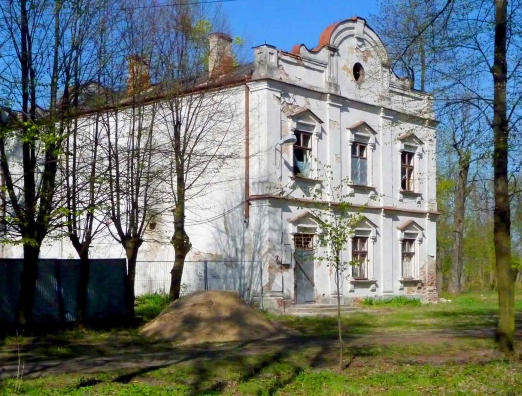 Photo of a small classicist palace